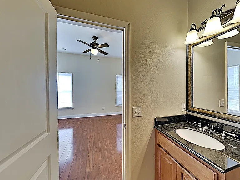 1210 Catherine St — Photo 16