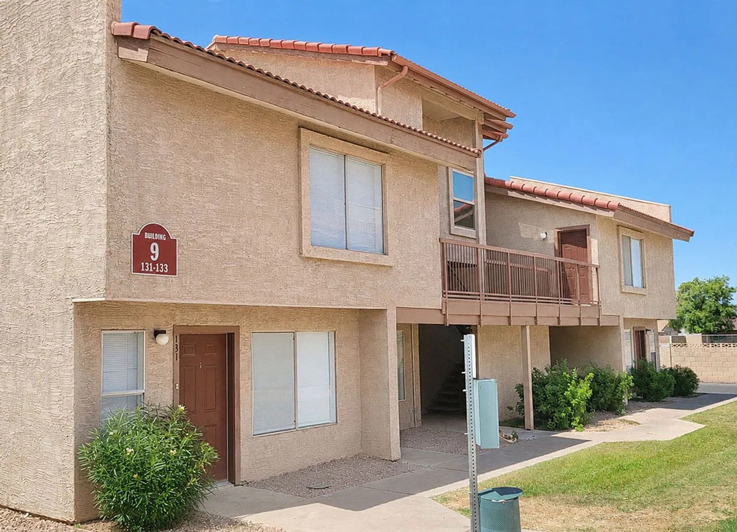 3 Bedroom Townhome - Small Private Patio- Glendale - First month FREE - Washer/Dryer Included — Photo 2