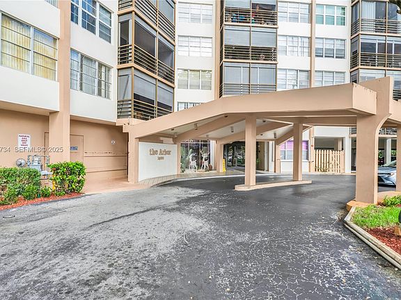 2nd image of 1400 Saint Charles Pl APT L4