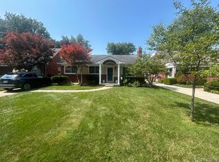 881 Lincoln Rd, Grosse Pointe, MI 48230