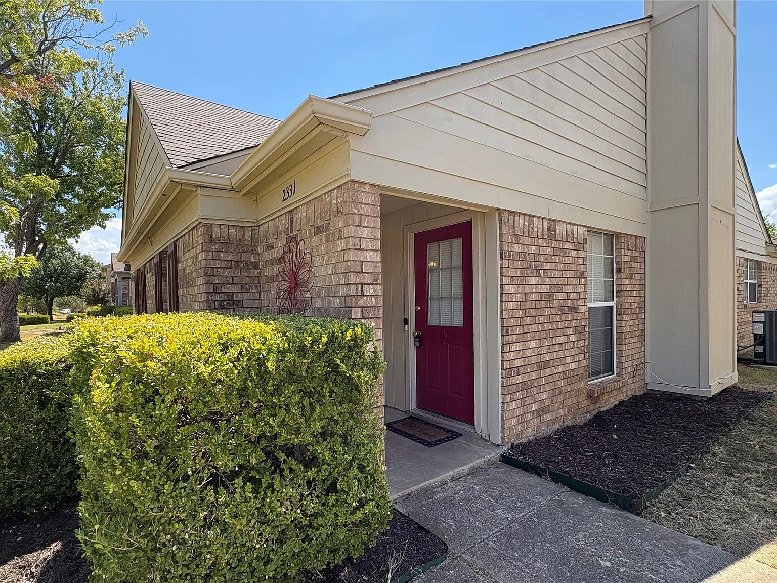 3 bed, 2.0 bath, 1146 sqft, $2,000 — Photo 2
