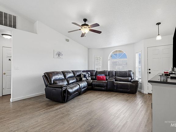 5th image of 607 Laster St