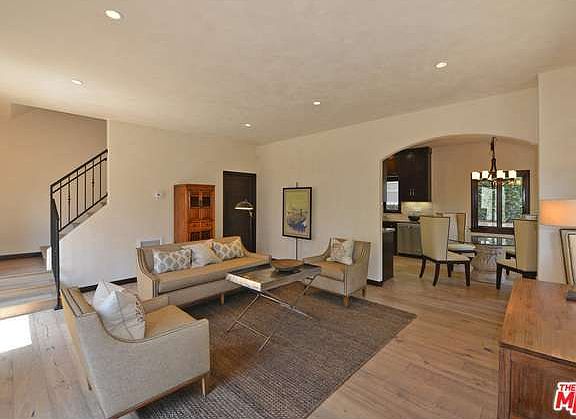4th image of 2279 N Beachwood Dr