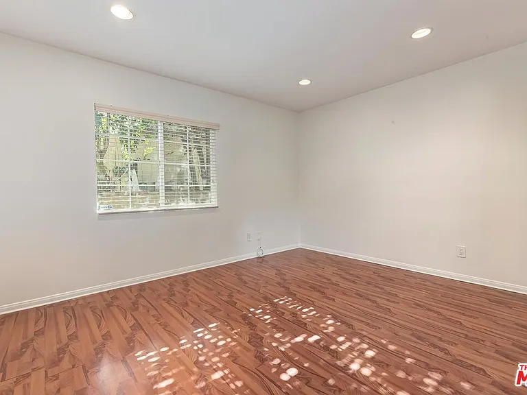 17322 Martha St — Photo 17