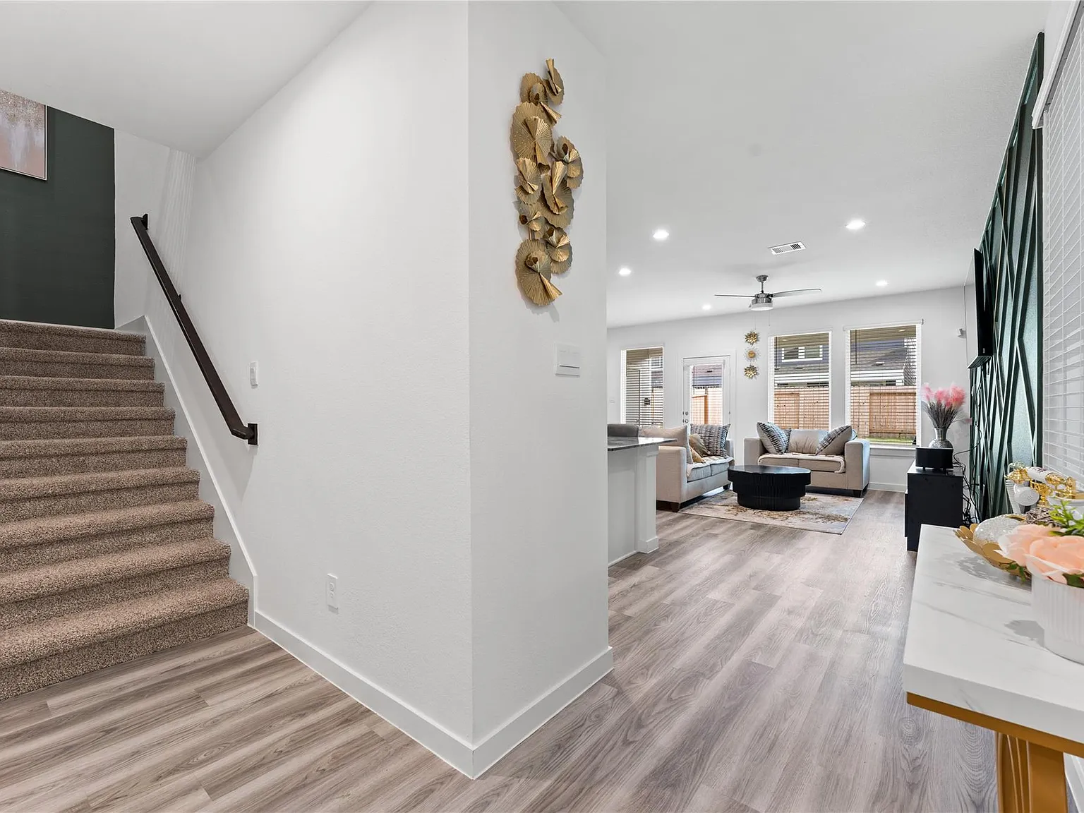 3 bed, 2.5 bath, 1979 sqft, $2,400 — Photo 2