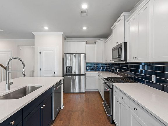 3rd image of 184 Whaler Ave