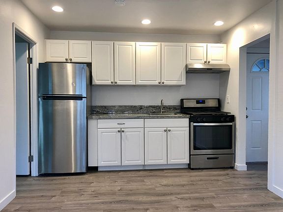 4th image of 721 Queenstown Ct #D