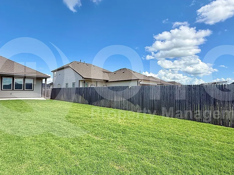 103 Hackberry Branch Dr — Photo 28