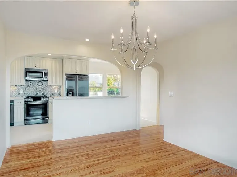 4388 Middlesex Dr — Photo 9