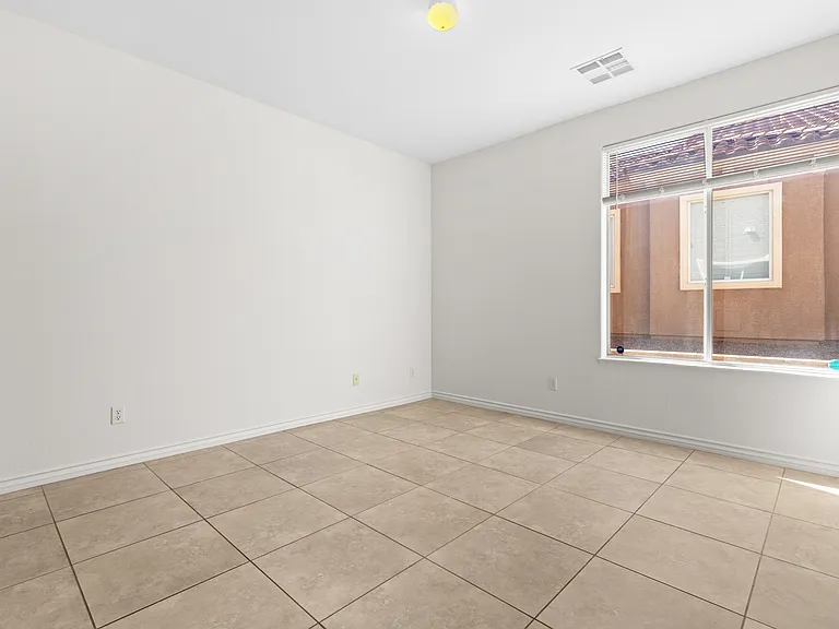 2733 Kildrummie St — Photo 13