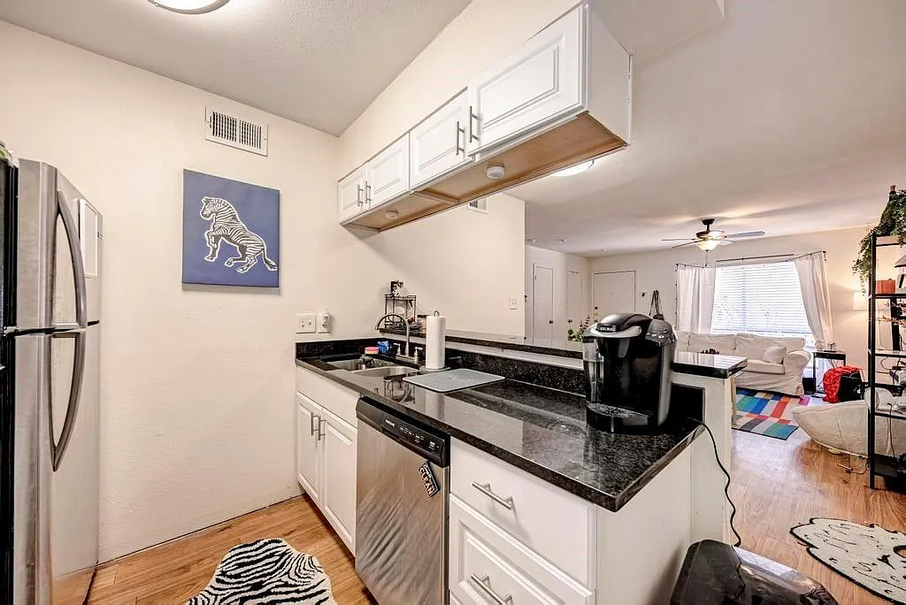 Building Photo - 2207 Leon St #109A