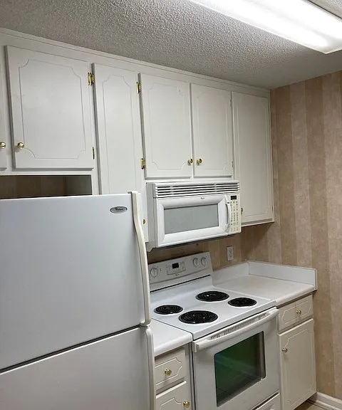 104 N Springview Dr — Photo 3