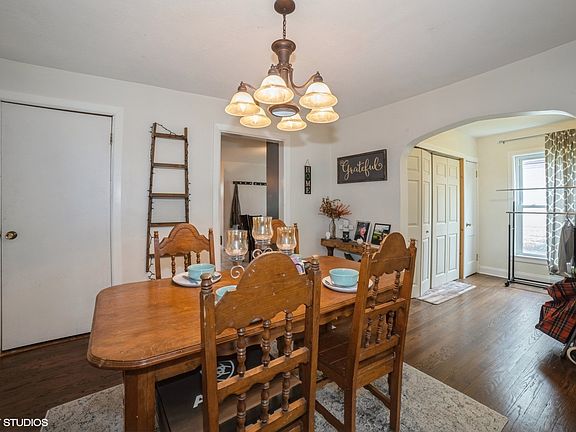 3rd image of 212 Gladiolus St
