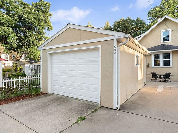4th image of 802 8th Ave NW