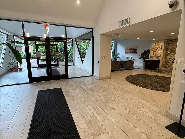1301 N Courthouse Rd #910 — Photo 13