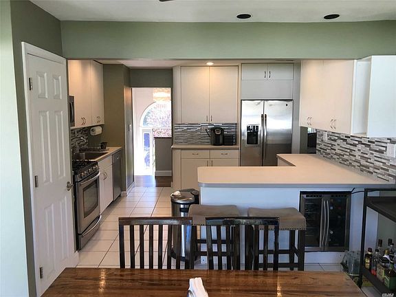 3rd image of 9 Burrwood Ct