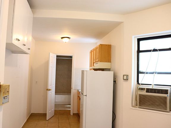 3rd image of 426 W 45th St APT 5RE
