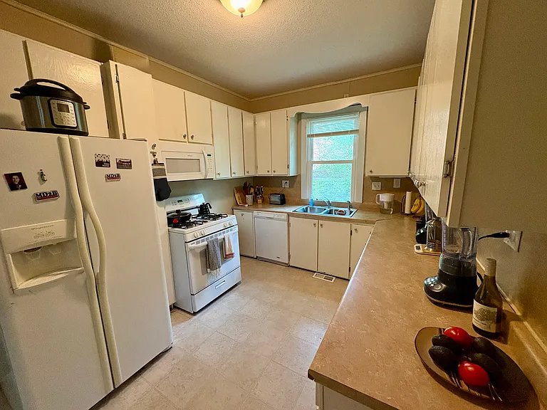 211 N Spruce St — Photo 12