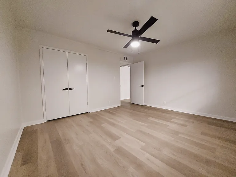 209-213 Avenue G — Photo 10
