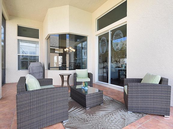 5th image of 652 SW Lake Charles Cir