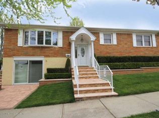 341 Park St, Staten Island, NY 10306