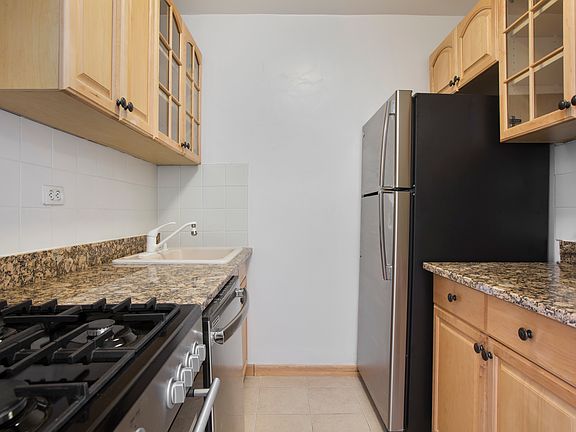 4th image of 20 W 64th St APT 42U