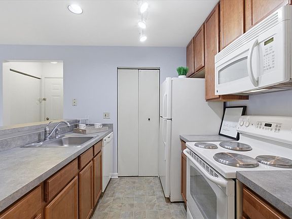 3rd image of 202 Glengarry Dr APT 206