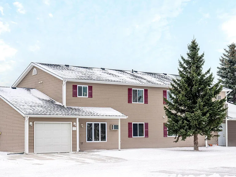 1609 Aspen Dr NE — Photo 1
