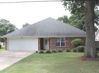 1010 N Yale St, Cleveland, MS 38732