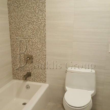 5th image of 2567 36th St #3R