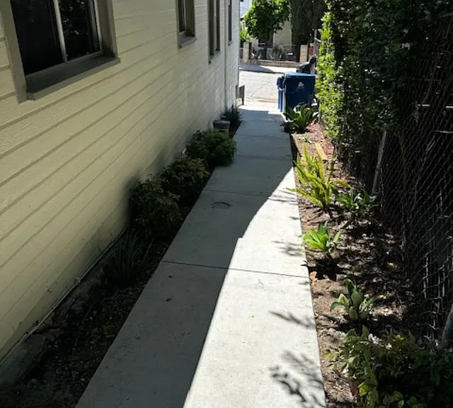 2362 1/2 N Alvarado St — Photo 14