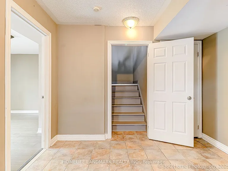 189 Leitchcroft Cres #UPPER — Photo 4