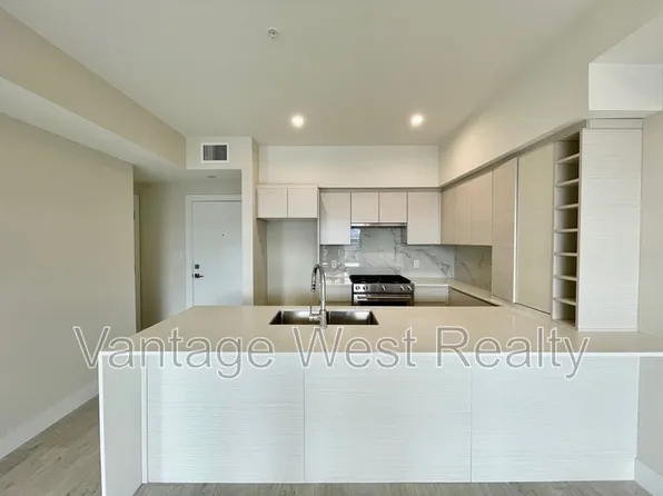 1925 Enterprise Way #410, Kelowna, BC V1Y 0J8