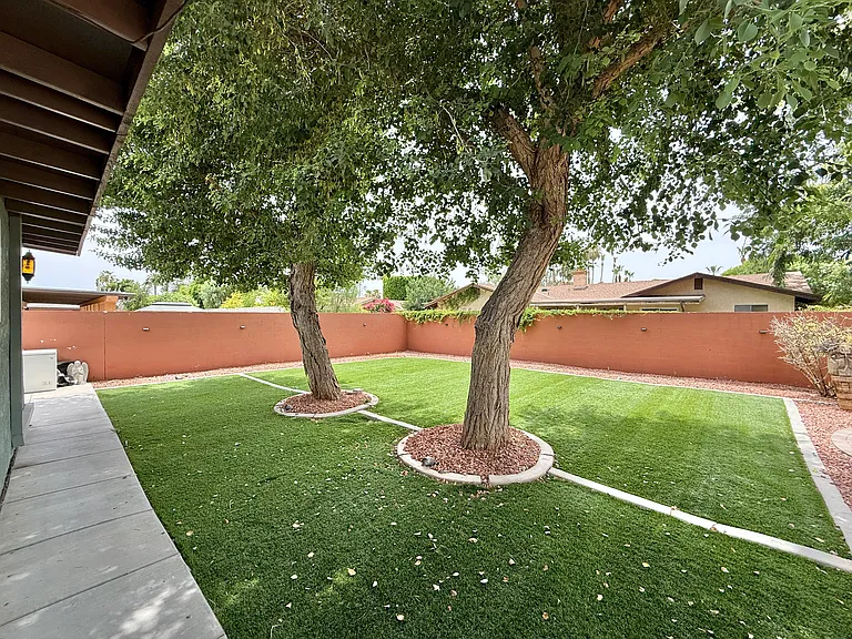 1120 S Hereford Ave — Photo 32