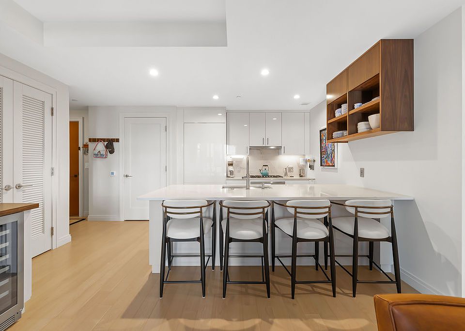 1st image of 135 Seaport Blvd Unit 609