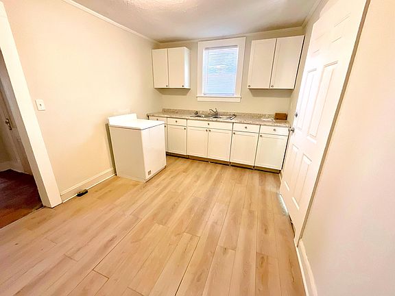 5th image of 693 Beaumont Ave