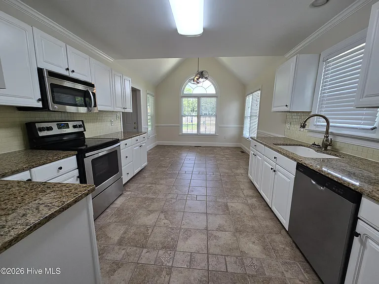 102 White Oak Dr — Photo 10