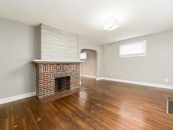 3rd image of 1536 E Blake Ave
