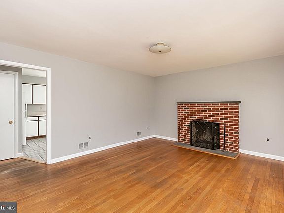 3rd image of 11201 Thompson Ave