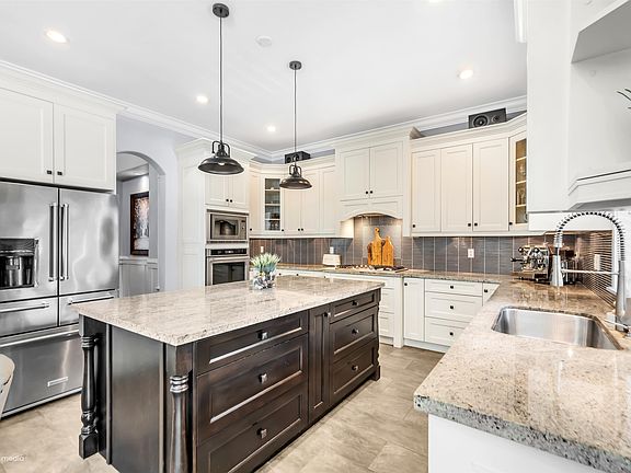 4th image of 16332 26b Ave