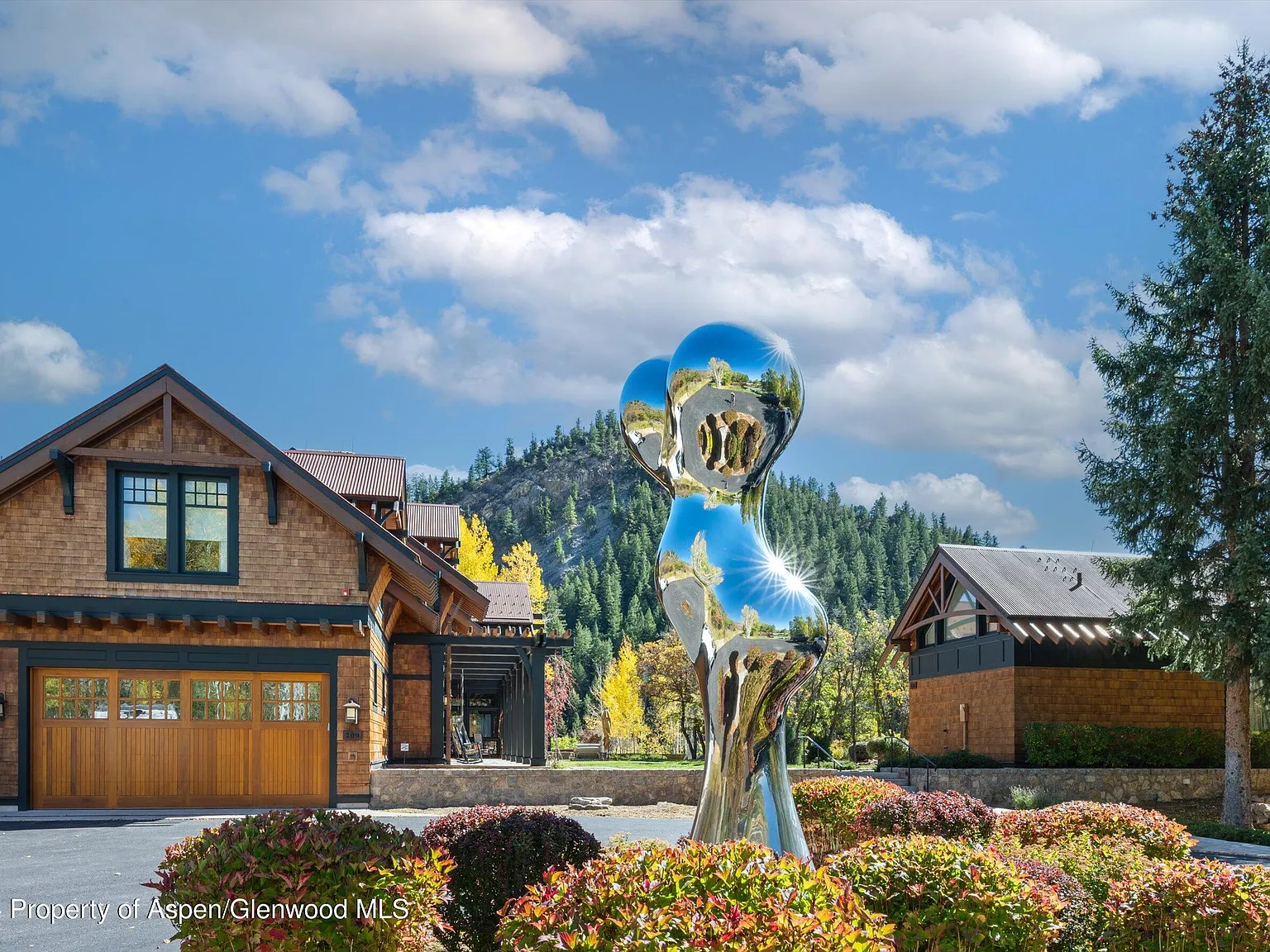 5 bed, 5.5 bath, 4622 sqft, $125,000 — Photo 2