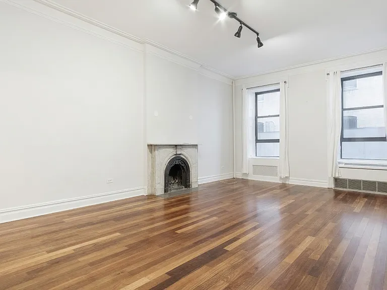 110 E 17th St #2R — Photo 1