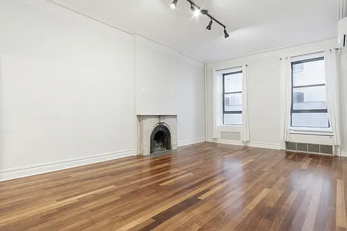 110 E 17th St #2R Photo 1