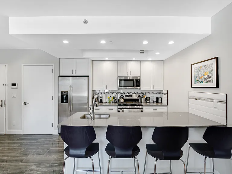 4604 Vernon Blvd #7C — Photo 6