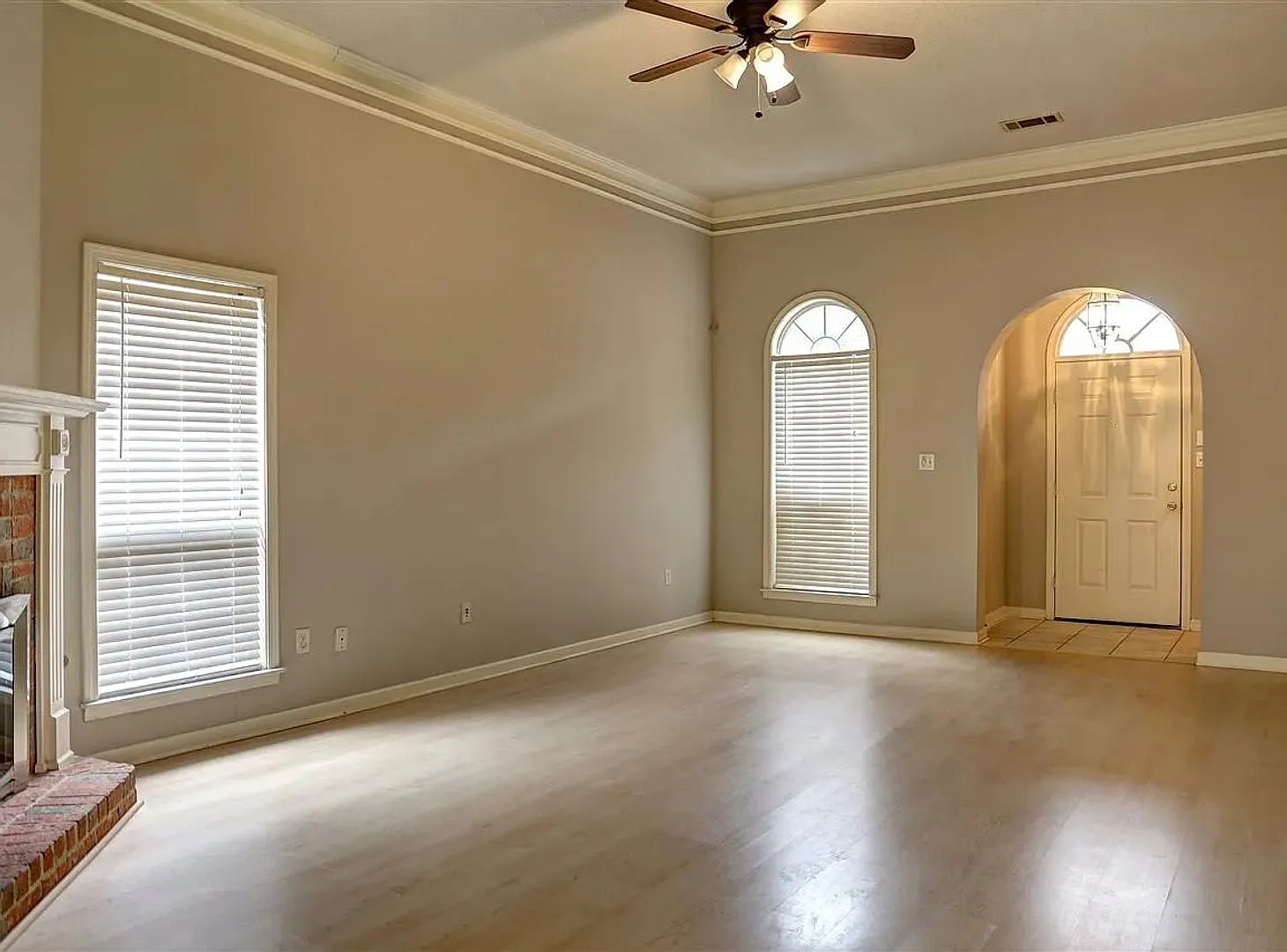 8649 Eagle View Dr — Photo 2