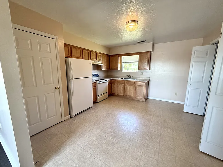 770 Deerfield Ln — Photo 5