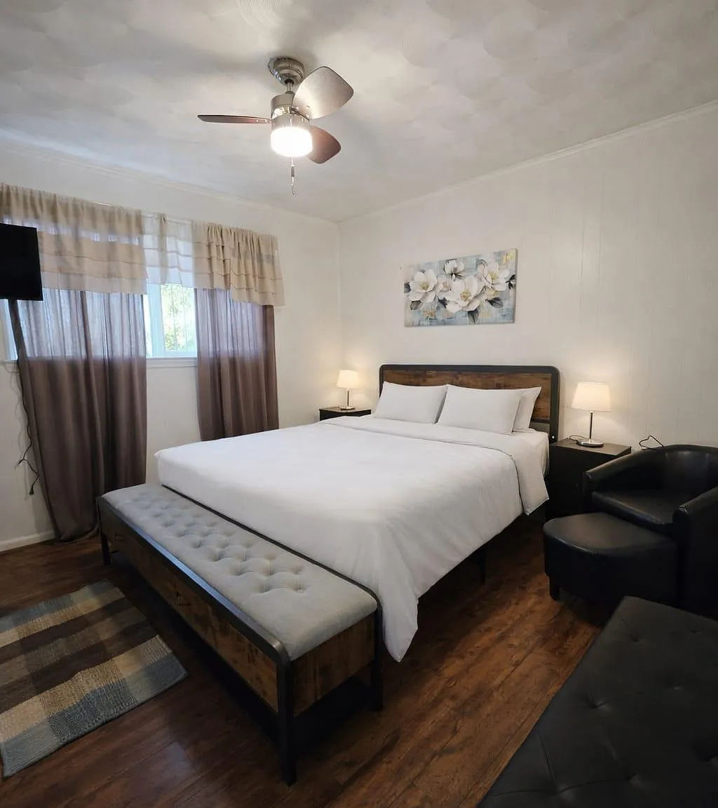 4 bed, 5.0 bath, 2340 sqft, $789 — Photo 1