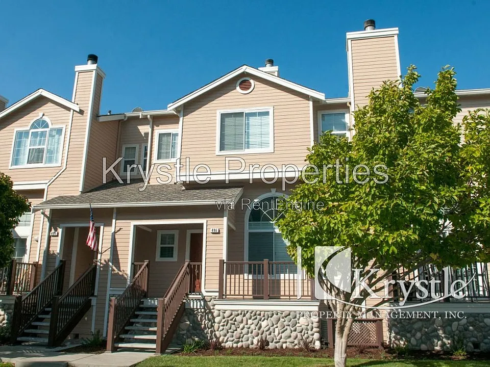 496 E East St