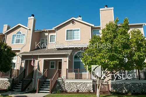 496 E East St Photo 1
