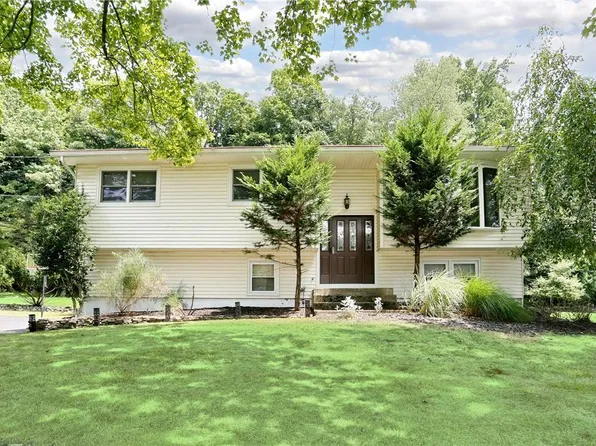 10 N Lorna Lane, Airmont, NY 10952